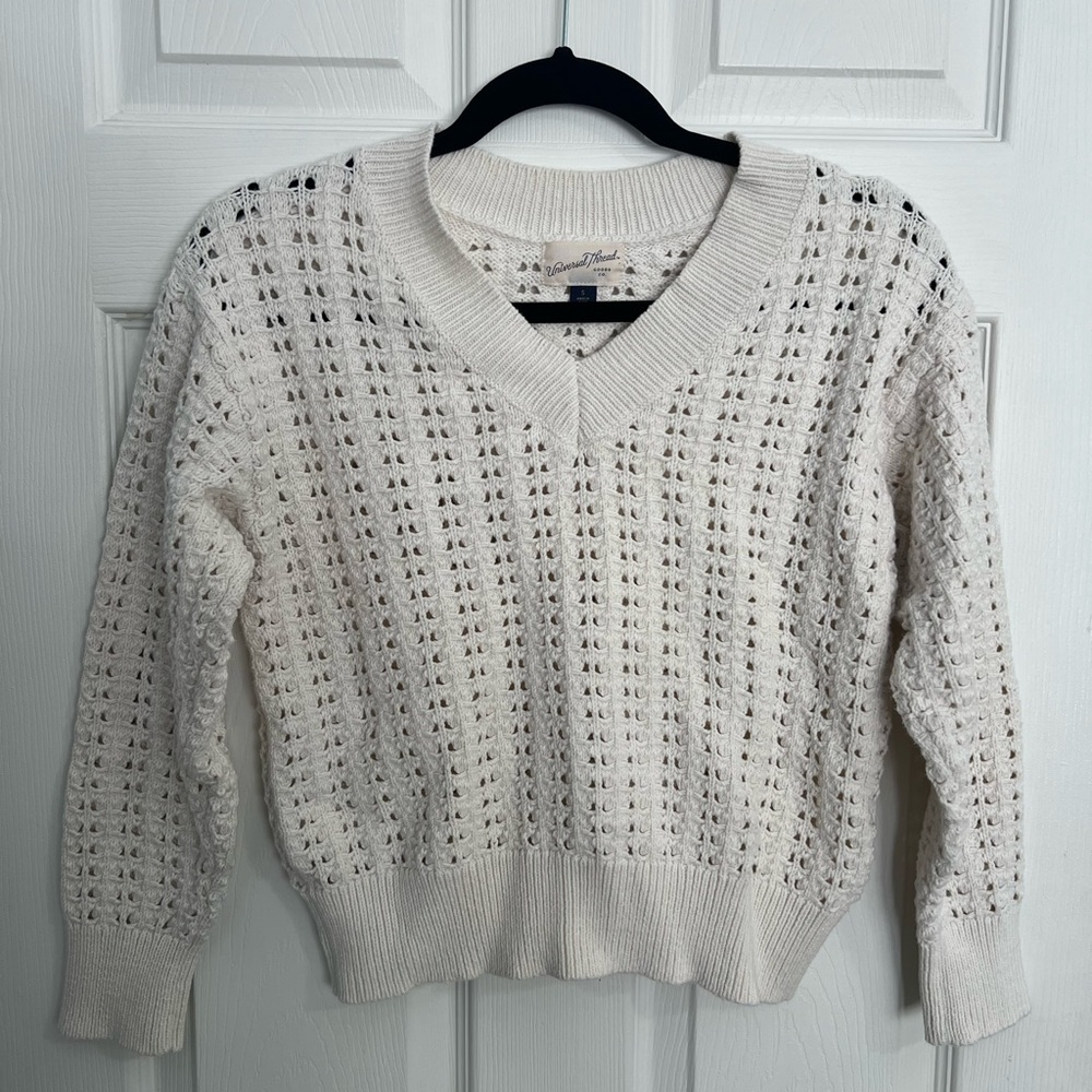 Universal Thread Cream V-Neck Sweater